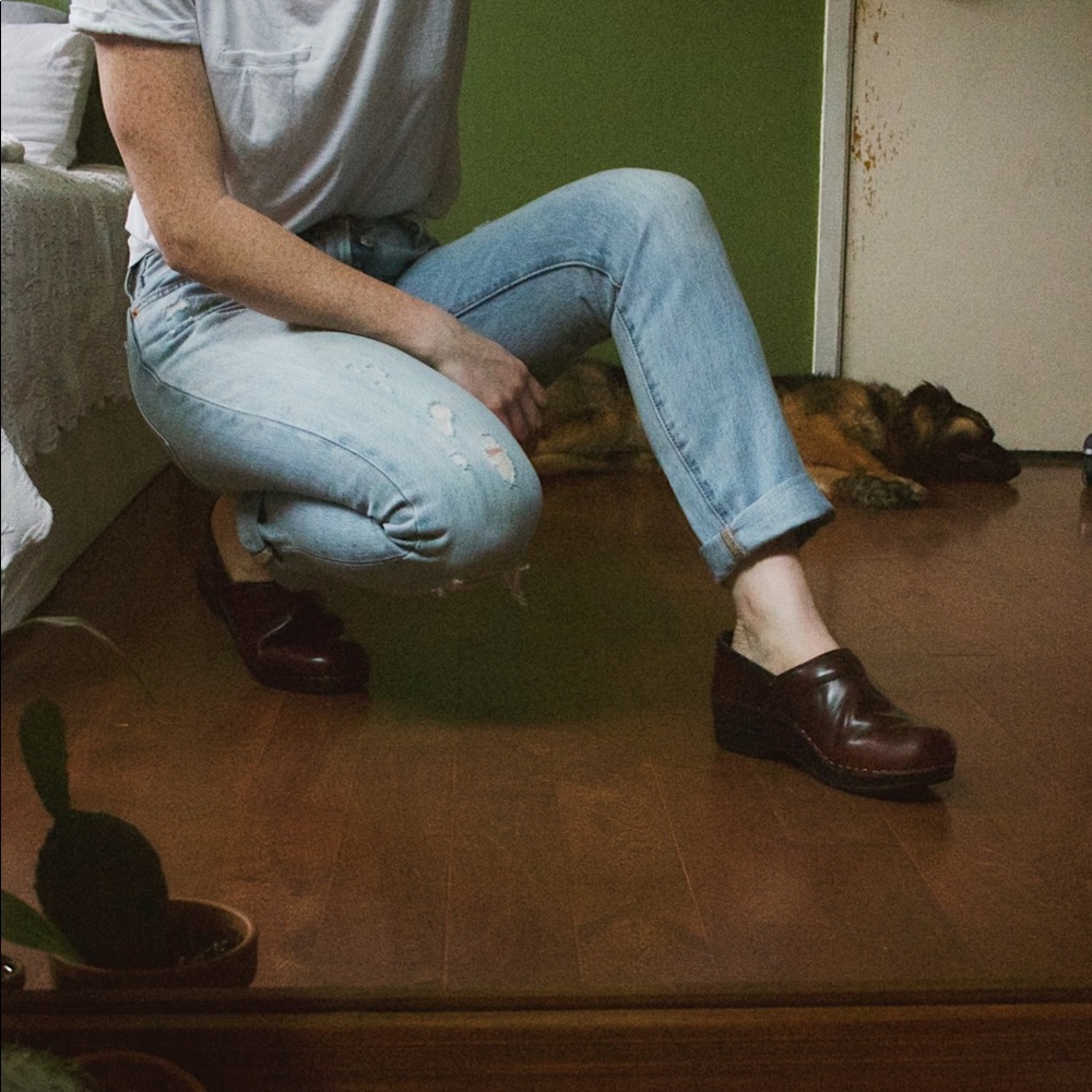 Women's burgundy professional clogs